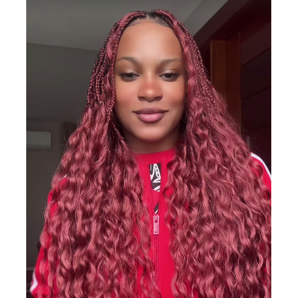 Novo visual de Rebeca Andrade manteve o cabelo grande em tranças, mas radicalizou sua cor