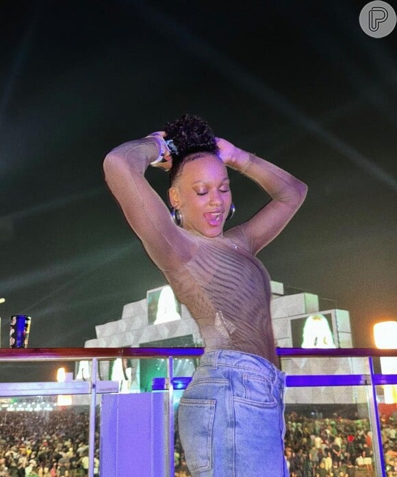 Já no Rock in Rio, Rebeca Andrade apareceu com o cabelo mais longo, mas ainda preto