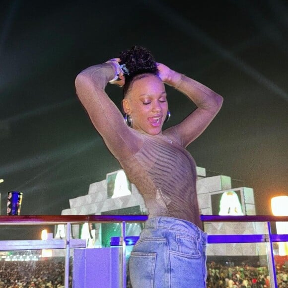 Já no Rock in Rio, Rebeca Andrade apareceu com o cabelo mais longo, mas ainda preto