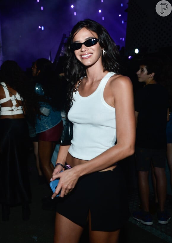 Bruna Marquezine completou visual com óculos escuros no 4º dia do Rock in Rio em 19 de setembro de 2024