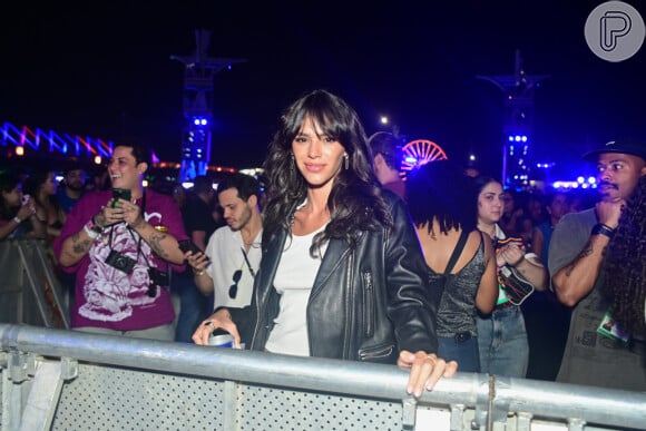 Bruna Marquezine vestiu jaqueta de couro durante a quarta noite de Rock in Rio