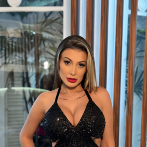 Andressa Urach recebeu comentários diversos sobre a revelação e as já tradicionais críticas pela sua exposição na web