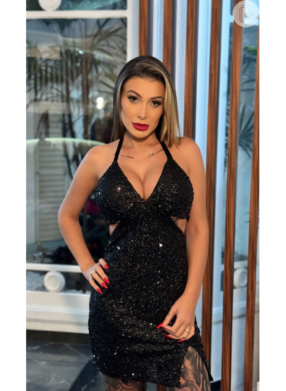 Andressa Urach recebeu comentários diversos sobre a revelação e as já tradicionais críticas pela sua exposição na web