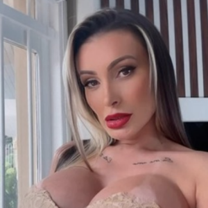 Andressa Urach bifurcou sua língua há quase 2 meses e promete fechar o corpo com tatuagens