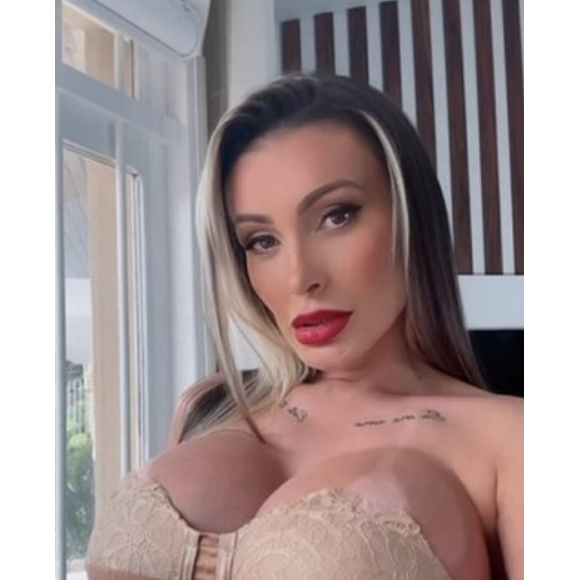 Andressa Urach bifurcou sua língua há quase 2 meses e promete fechar o corpo com tatuagens