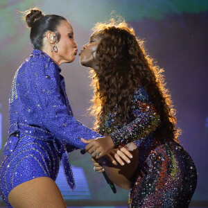 Iza e Ivete Sangalo trocaram selinho durante show no Rock in Rio 2024