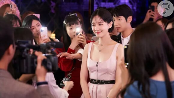 O dorama 'Celebrity' possui 12 episódios, e vai contar a história de Seo A-ri, que vê a sua vida mudar da noite para o dia, e viverá imersa no mundo dos influenciadores digitais.