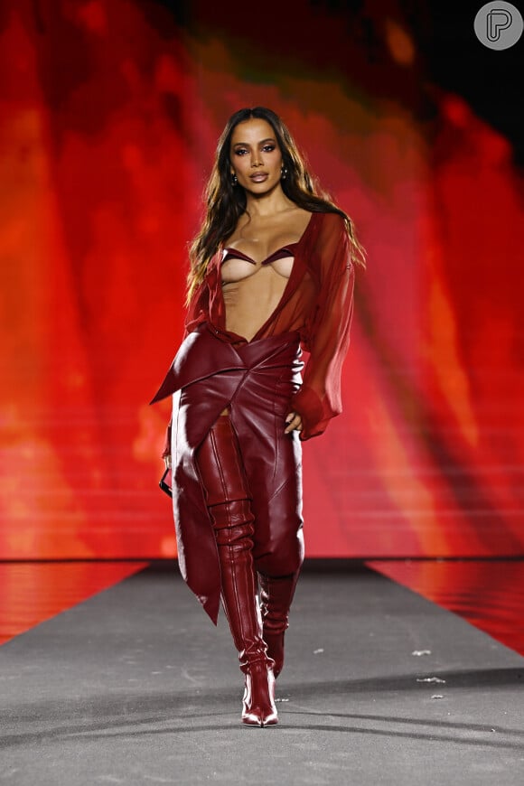 Para a Semana de Moda de Paris 2024, Anitta apostou num look all red.