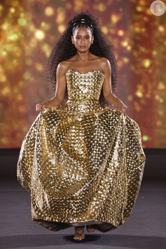 Taís Araújo desfilou com um look todo no dourado para a Semana de Moda de Paris 2024.