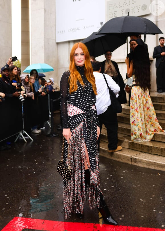 Marina Ruy Barbosa marcou presença nesta última quarta-feira (25), num desfile para a Paco Rabanne, em Paris.