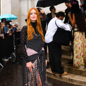 Marina Ruy Barbosa, para o desfile da Paco Rabanne, apostou num vestido preto com transparência, poá e mix de estampas.