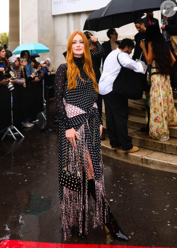 Marina Ruy Barbosa, para o desfile da Paco Rabanne, apostou num vestido preto com transparência, poá e mix de estampas.