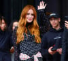 Marina Ruy Barbosa, para o desfile da Paco Rabanne, também usou o cabelo solto, bolsa preta e brincos.