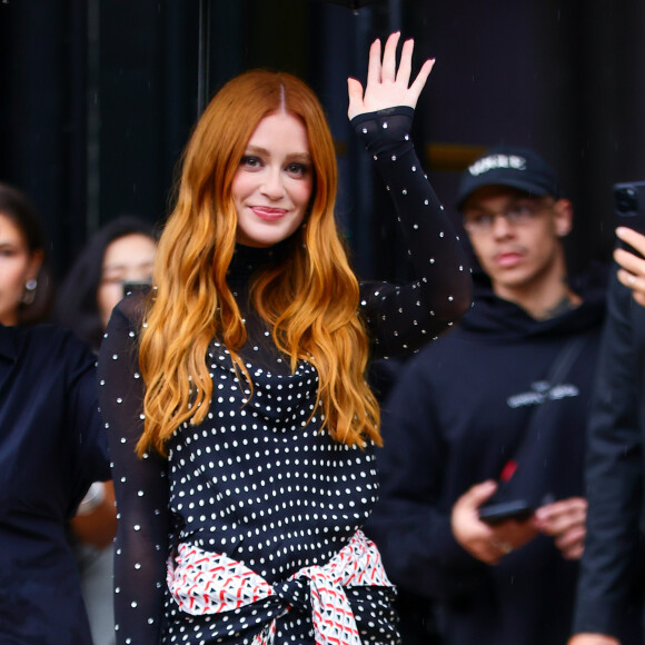 Marina Ruy Barbosa, para o desfile da Paco Rabanne, também usou o cabelo solto, bolsa preta e brincos.