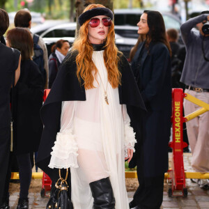 Marina Ruy Barbosa, para o desfile da Chloé, usou botas over the knee, além de acessórios pretos.