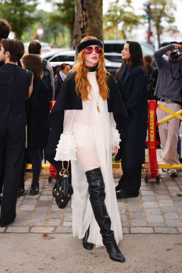 Marina Ruy Barbosa, para o desfile da Chloé, usou botas over the knee, além de acessórios pretos.