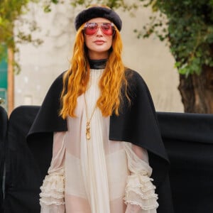 Um dos destaques de Marina Ruy Barbosa para o desfile da Chloé foi o seu óculos espelhado com lente roxa.