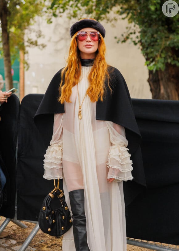 Um dos destaques de Marina Ruy Barbosa para o desfile da Chloé foi o seu óculos espelhado com lente roxa.