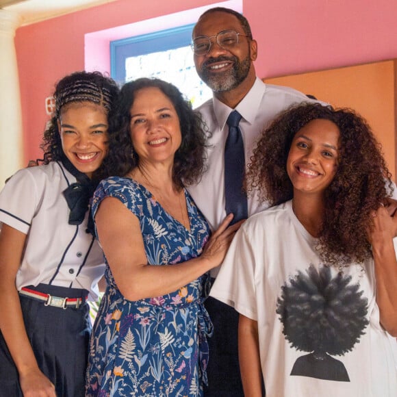 Família Souza: Tati (Bia Santana), Doralice (Tereza Seiblitz), (MV Bill) e Madá (Jéssica Ellen), da novela Volta por Cima