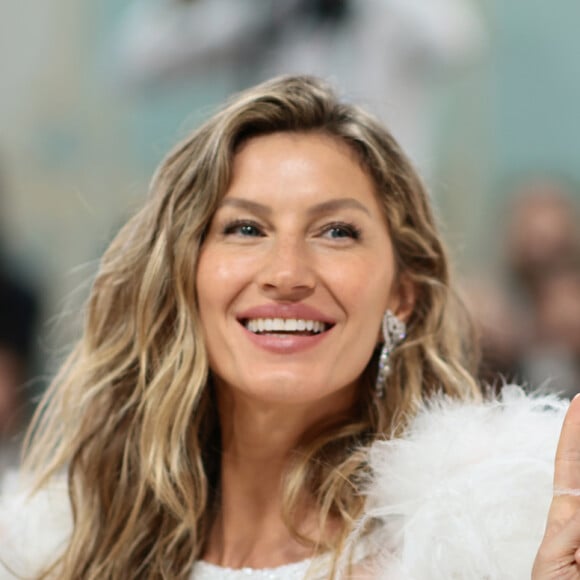 Gisele Bündchen revelou que fumava após o café da manhã e 'só comia besteira'