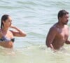 Sophie Charlotte e Xamã curtem praia no Rio de Janeiro com direito a beijão e muita simpatia