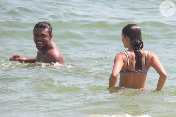 Sophie Charlotte e Xamã aproveitaram o calor desta terça-feira (01) para curtir a praia da Barra da Tijuca, no Rio