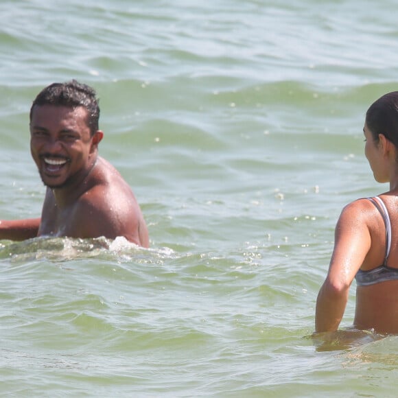 Sophie Charlotte e Xamã aproveitaram o calor desta terça-feira (01) para curtir a praia da Barra da Tijuca, no Rio