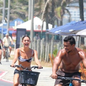 Depois de saírem do mar, Sophie Charlotte e Xamã ainda se divertiram em um passeio de bike