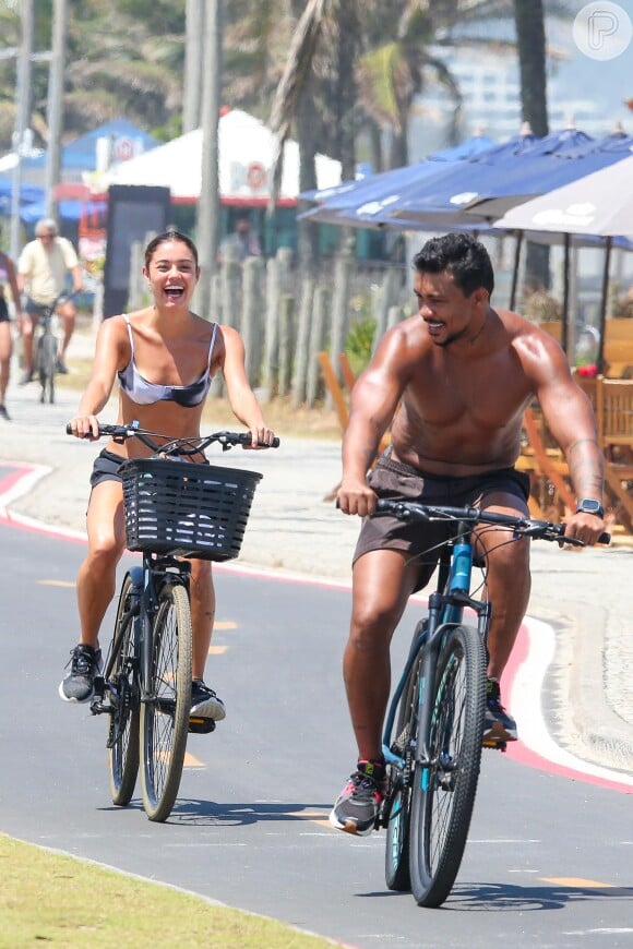 Depois de saírem do mar, Sophie Charlotte e Xamã ainda se divertiram em um passeio de bike