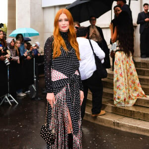 Marina Ruy Barbosa, no desfile da Paco Rabanne, apostou num look preto com poá.