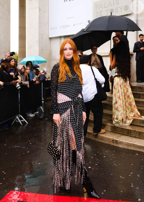 Marina Ruy Barbosa, no desfile da Paco Rabanne, apostou num look preto com poá.