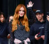 Marina Ruy Barbosa, para o desfile da Paco Rabanne, usou um vestido preto que tinha transparência no fundo, e mix de estampas, numa espécie de lenço.