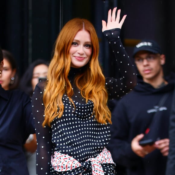 Marina Ruy Barbosa, para o desfile da Paco Rabanne, usou um vestido preto que tinha transparência no fundo, e mix de estampas, numa espécie de lenço.