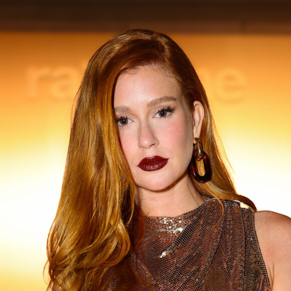 Marina Ruy Barbosa, para evento exclusivo da Paco Rabanne, apostou num batom vinho marcante, além de acessórios na cor dourada.