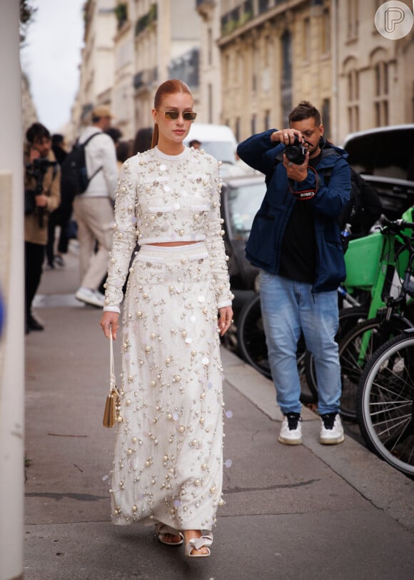 Marina Ruy Barbosa, para prestigiar a grife de Giambattista Valli, em Paris, no último dia 27, foi com um look all white.