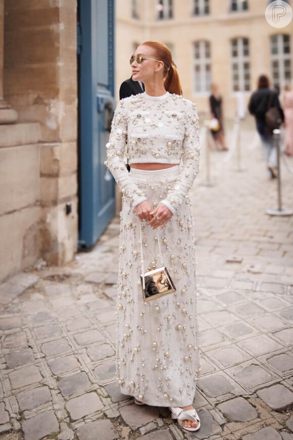 Marina Ruy Barbosa, para Giambattista Valli, em Paris, apostou numa bolsinha dourada, para fechar com chave de ouro a produção!