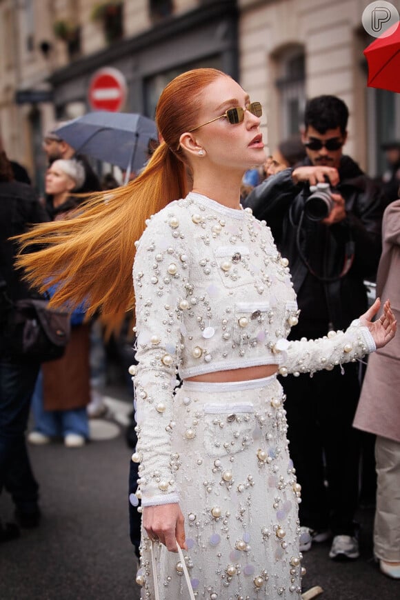 Marina Ruy Barbosa também usou um óculos com lentes douradas, e o cabelo preso, no desfile da grife Giambattista Valli.