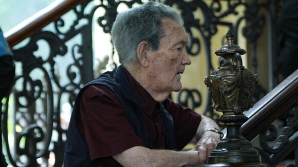 Aos 92 anos, Leo Batista faz rara aparição em velório do amigo Cid Moreira; jornalistas viveram história inusitada na Globo