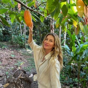 Look de Gisele Bündchen deixou à mostra sua barriga torneada e pernas saradas