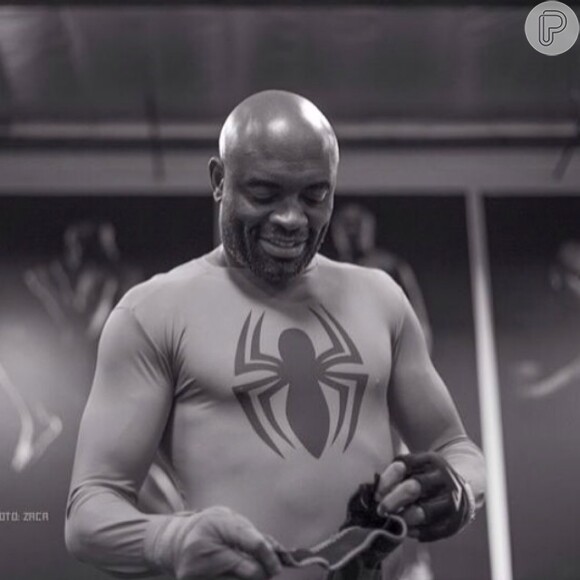 O Anderson Silva é tão fanático pelo Homem-Aranha que tem um uniforme de treino do super-herói