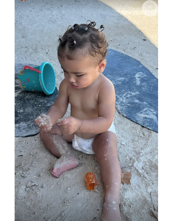 Porém, foi Mavie que roubou a cena ao ser fotografada fazendo arte na areia