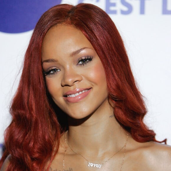 Um dos cabelos mais icônicos e Rihanna foi o vermelho, que marcou sua carreira de 2010 a 2011