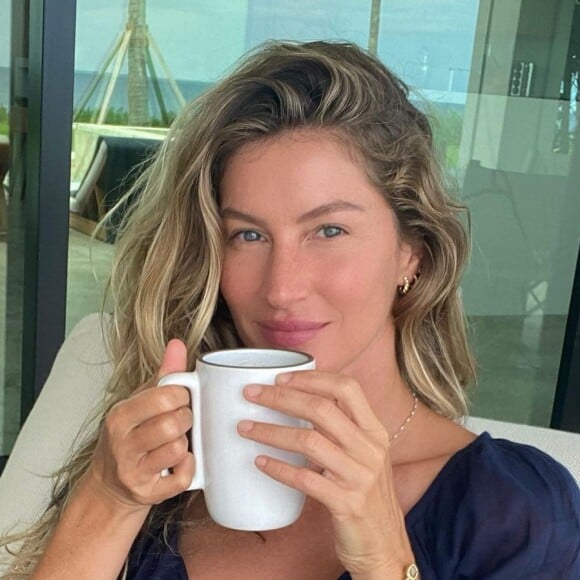 Todas as manhãs, Gisele Bündchen toma um copo de água com limão para energizar seu corpo