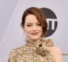 Para evitar aparecer careca, Emma Stone estaria usando uma peruca semelhante ao tom ruivo do seu cabelo