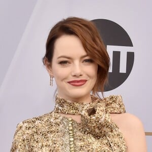 Para evitar aparecer careca, Emma Stone estaria usando uma peruca semelhante ao tom ruivo do seu cabelo