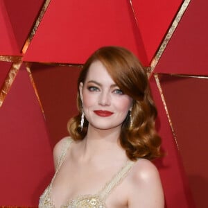 Fotos e vídeos de Emma Stone tem viralizado nas redes sociais com o rumor de que a atriz estaria careca