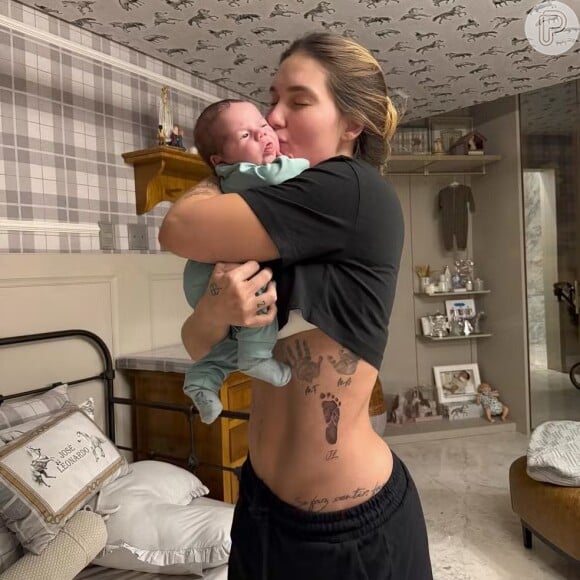 Virginia Fonseca tatuou o pezinho de seu filho mais novo, Zé Leonardo, que nasceu recentemente.