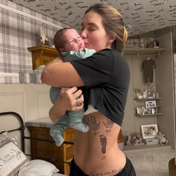 Virginia Fonseca tatuou o pezinho de seu filho mais novo, Zé Leonardo, que nasceu recentemente.