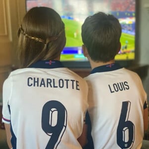 Os filhos de Kate Middleton e Príncipe William também tem paixão por futebol. Os pais compartilharam fotos de Louis e Charlotte usando uniforme de futebol.