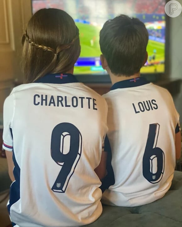 Os filhos de Kate Middleton e Príncipe William também tem paixão por futebol. Os pais compartilharam fotos de Louis e Charlotte usando uniforme de futebol.